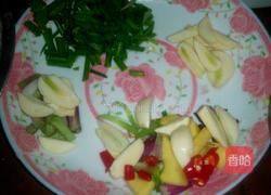 蘑菇炖排骨的做法图解1