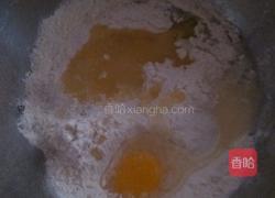葱香糖霜麻花的做法图解1