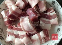 红烧肉炖胡萝卜的做法图解1