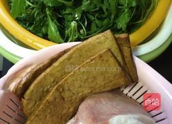 荠菜肉沫香干丁的做法图解1