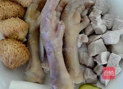 瘦肉鸡爪猴头煲的做法图解1