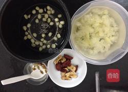 莲子银耳红枣枸杞汤的做法图解2