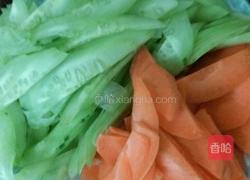 蒜蓉炒黄瓜胡萝卜的做法图解1