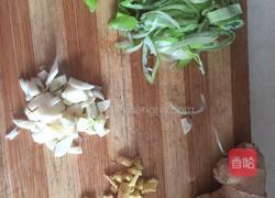 黑木耳炒山药的做法图解1