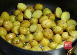 肉沫酱香小土豆的做法图解2