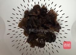 西芹木耳炒腐竹的做法图解2