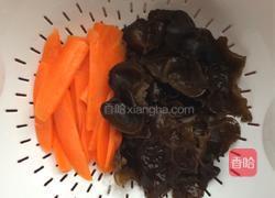 西芹木耳炒腐竹的做法图解3