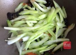西芹木耳炒腐竹的做法图解7