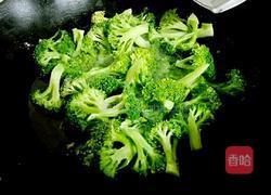 蚝油西兰花的做法图解2