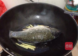 木瓜鲫鱼汤的做法图解1