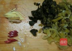 酸菜大肠煲的做法图解2