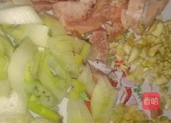 蒜苗豆牙肉炒饼的做法图解1