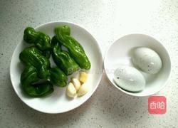 虎皮青椒皮蛋的做法图解1
