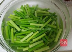 蒜苔的做法图解2