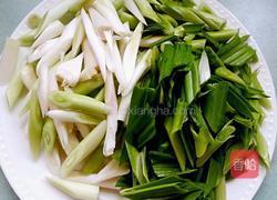 蒜苗炒腊肉的做法图解2