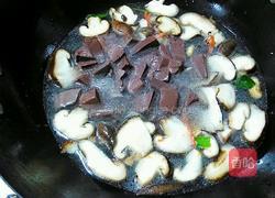 香菇鸭血靓汤的做法图解11