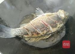 白萝卜鲫鱼汤的做法图解2