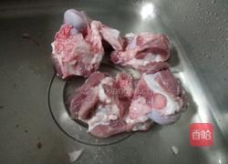 清炖大骨汤的做法图解1