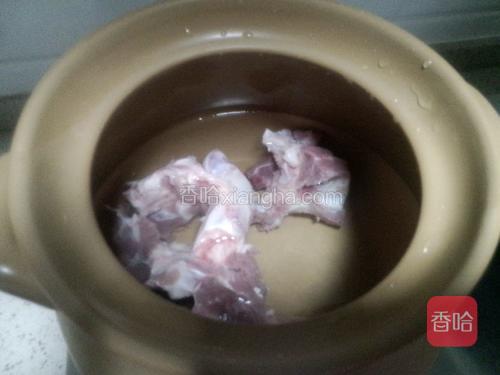 砂锅置上水，把骨头到入点火烧开。