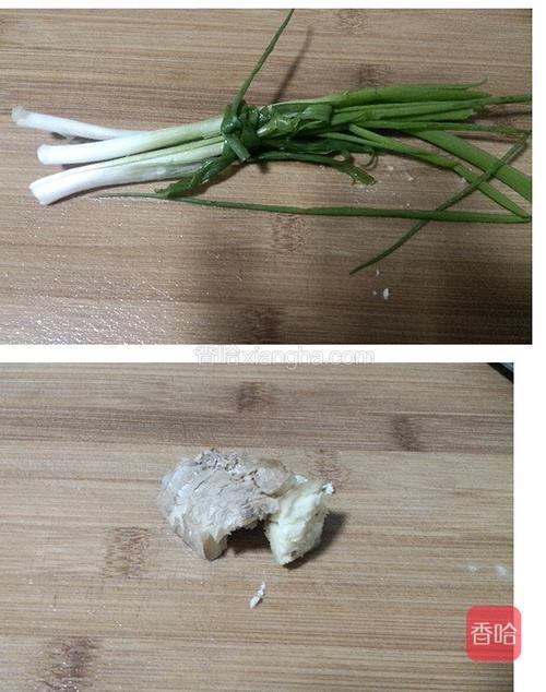 姜，葱洗干净。姜一块用刀轻轻拍烂，葱用葱绿绑起。