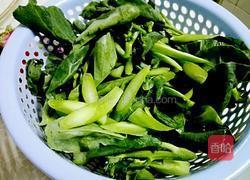 腊肠炒芥兰的做法图解1