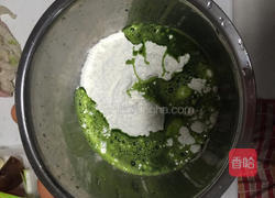 菠菜汁鸡蛋饼的做法图解3