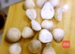 草菇炒瘦肉的做法图解1
