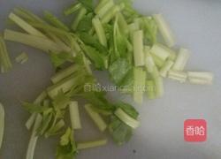 芹菜炒鱼丸的做法图解2