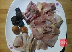 土茯苓生地煲鸡汤的做法图解1