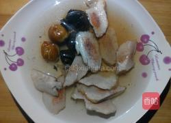 土茯苓生地煲鸡汤的做法图解2