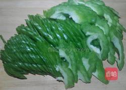 鸡蛋炒苦瓜的做法图解3