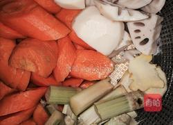 竹蔗胡萝卜莲藕猪扇骨汤的做法图解2