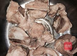 竹蔗胡萝卜莲藕猪扇骨汤的做法图解3