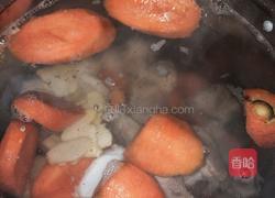 竹蔗胡萝卜莲藕猪扇骨汤的做法图解4