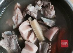 竹蔗胡萝卜莲藕猪扇骨汤的做法图解5