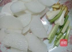 鲫鱼萝卜汤的做法图解2