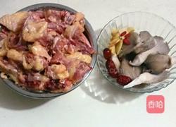 平菇煮鸡汤的做法图解1