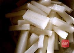 爽口开胃萝卜条的做法图解1