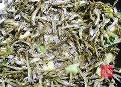 炒小鱼干的做法图解2