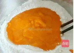 Illustration of how to make pumpkin sandwich cookies 3