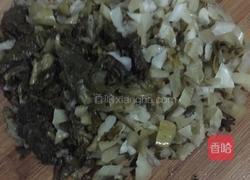 酸菜炒大肠的做法图解2