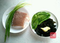 木耳鲜肉馅馄饨的做法图解1