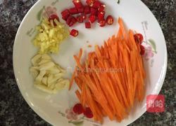 黑木耳炒鸡胸肉的做法图解1