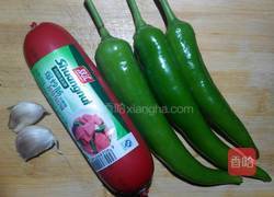 辣椒炒火腿肠的做法图解1