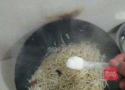 绿豆芽炒馓子的做法图解3
