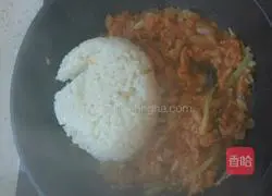 Illustration of how to make kimchi and egg fried rice 4