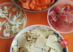 干豆腐炒葫萝卜片的做法图解1