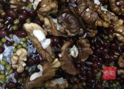 红豆绿豆核桃仁粥的做法图解3