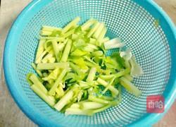 芹菜炒胡萝卜的做法图解2