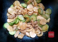 黄瓜杏鲍菇炒肉的做法图解8